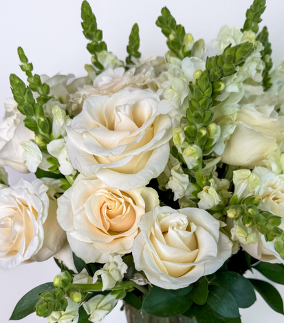 florero con rosas blancas - floreria suspiros 2